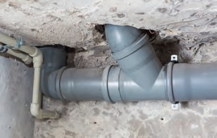 Zdj 3. Wymiana instalacji kanalizacyjnej wymaga najczęściej rozkuwania ścian, dlatego przeprowadza się ją podczas gruntownego remontu domu.