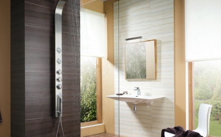 Zarówno szyby polistyrenowe, jak i szkło w kabinach prysznicowych muszą uzyskać certyfikat zgodności z normami bezpieczeństwa